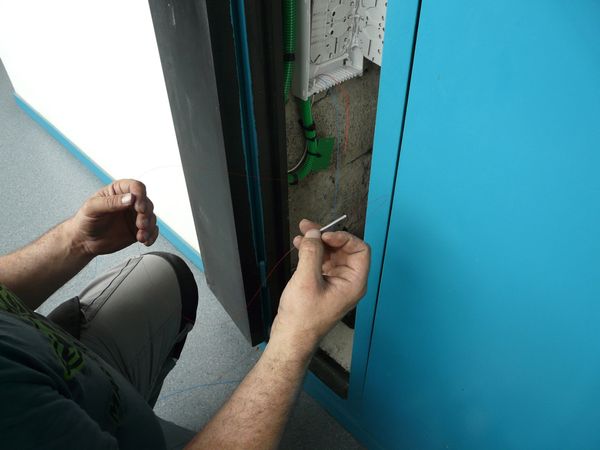 Soudure de la fibre rouge avec protection plastique