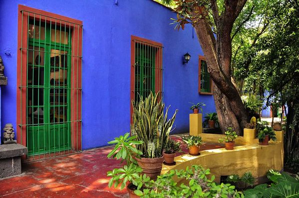 Frida_Kahlo_House,_Mexico_City_(6998147374).jpg