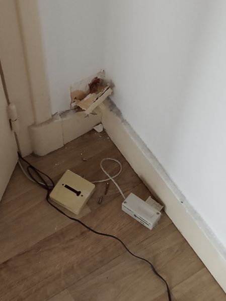 Prise téléphone arrachée