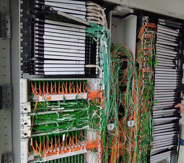 Pour comprendre il suffit de zoomé et vous verrez tous les câbles fibre de débrancher